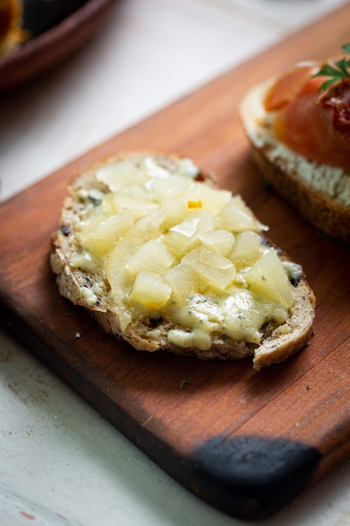 BRUSQUETTA QUEIJO GORGONZOLA COM PERA                      (6 UNIDADES)